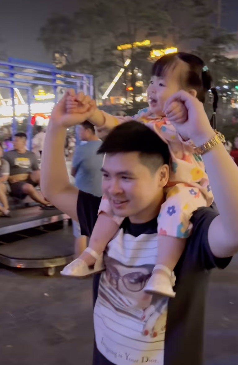 Đỗ Mỹ Linh bất ngờ vắng mặt khi chồng chủ tịch CLB Hà Nội đưa ái nữ đi chơi, một mình 