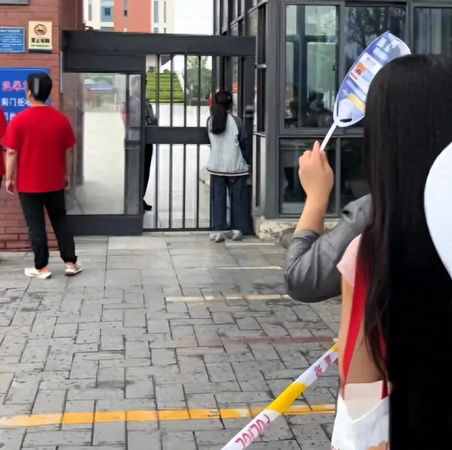 Thí sinh đi muộn không được vào trường thi, số phút đến muộn khiến dân tình tranh cãi "ỏm tỏi": Công bằng hay quá tàn nhẫn!- Ảnh 1.
