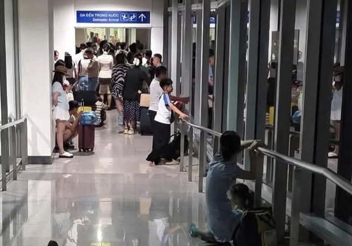 Hành khách bay đêm phản ánh bị "mắc kẹt" ở hành lang sân bay Tân Sơn Nhất- Ảnh 1.