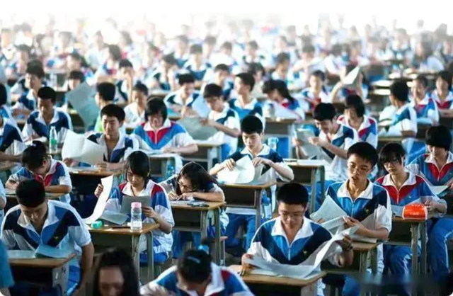 Không bóng cha mẹ chờ trước cổng trường mùa thi đại học: 1 tỉnh khiến cả Trung Quốc sửng sốt vì lý do này- Ảnh 4.