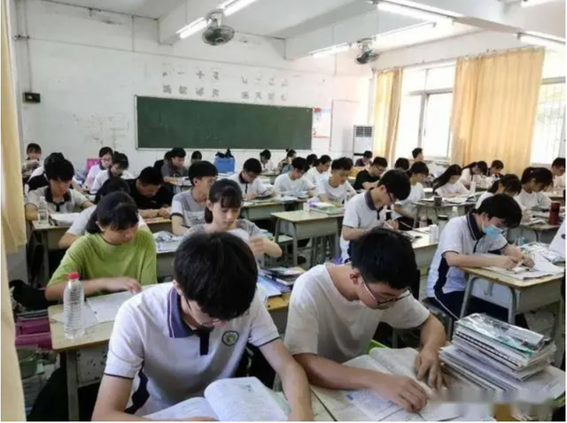 Không bóng cha mẹ chờ trước cổng trường mùa thi đại học: 1 tỉnh khiến cả Trung Quốc sửng sốt vì lý do này- Ảnh 3.