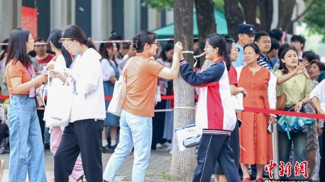 Không bóng cha mẹ chờ trước cổng trường mùa thi đại học: 1 tỉnh khiến cả Trung Quốc sửng sốt vì lý do này- Ảnh 5.
