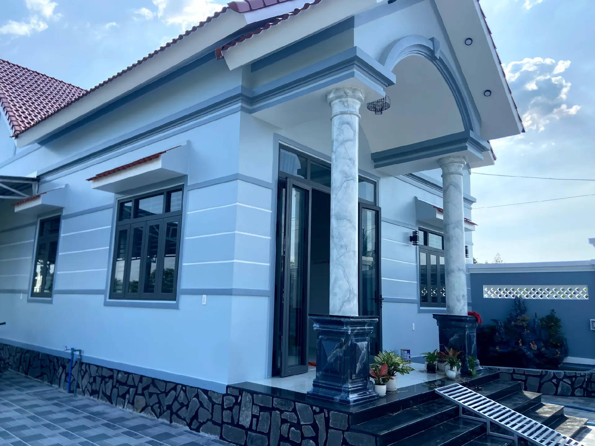"Đặc sản" nhà miền Tây: Rộng "vô cùng tận", lắt léo như mê cung, gạch hoa sáng bóng cả sân, chỉ quét nhà thôi cũng bở hơi tai- Ảnh 25.