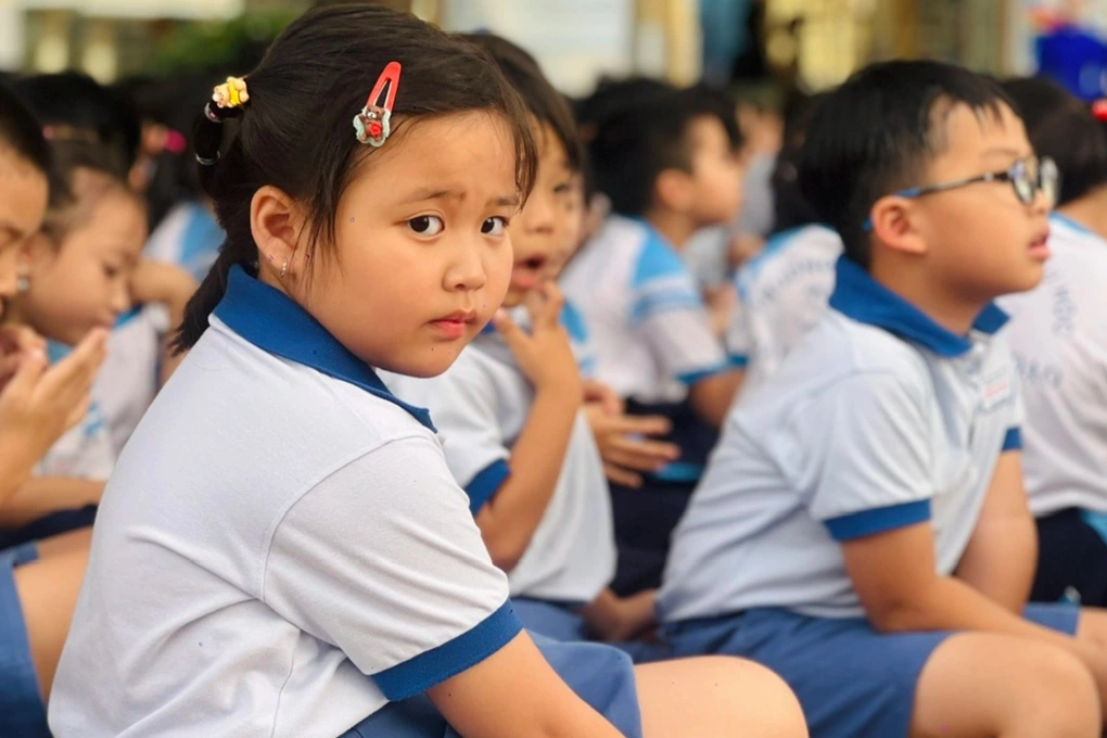 Phụ huynh có con vào lớp 1 đau đầu trước 2 lựa chọn, sợ "sai một li, đi một dặm”, bà mẹ TP.HCM nói: Cực kì lưu ý 5 điều này- Ảnh 1.