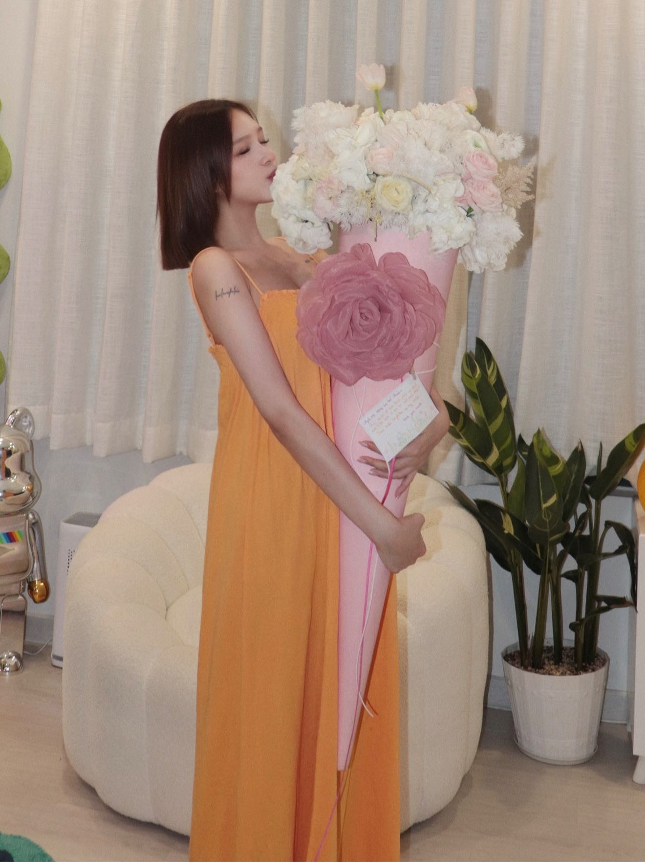 Giữa bão thị phi, Gil Lê dắt Xoài Non đi resort rồi tung ra 1 thứ nóng hơn “chảo lửa” mùa hè- Ảnh 9.