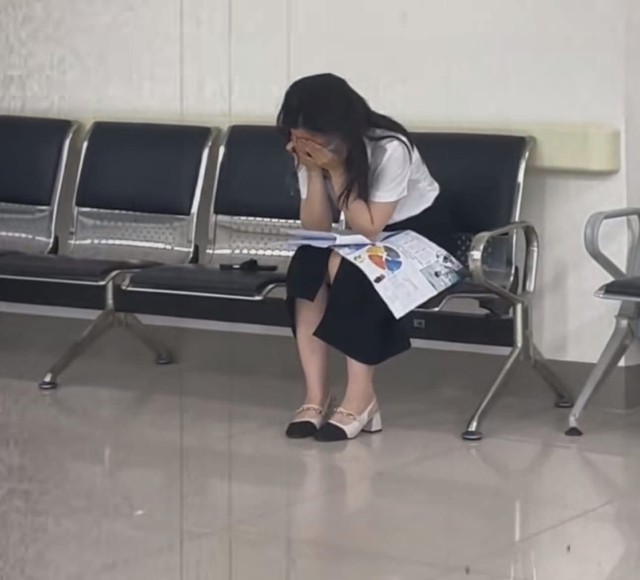 Cô gái 23 tuổi bật khóc ở hành lang bệnh viện khi nhận kết quả ung thư máu giai đoạn 3- Ảnh 2.