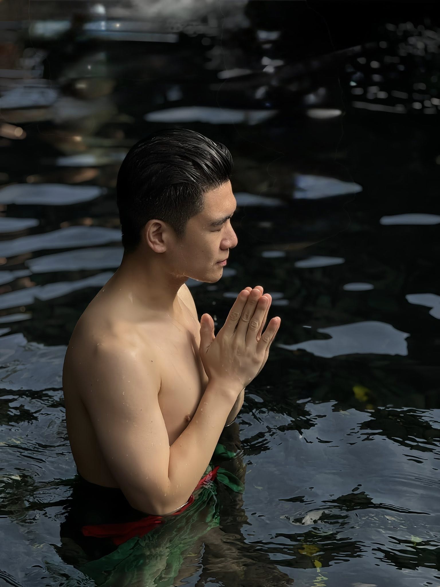 Thiếu gia nhà bầu Hiển đốt mắt với body 6 múi vạm vỡ, lưng trần săn chắc của bố đơn thân mới gây xôn xao- Ảnh 2.