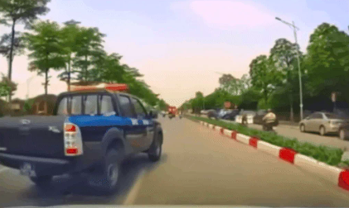 Xác minh ô tô biển xanh liên tục "tạt đầu", chửi bới tài xế xe khác trên đường- Ảnh 1.