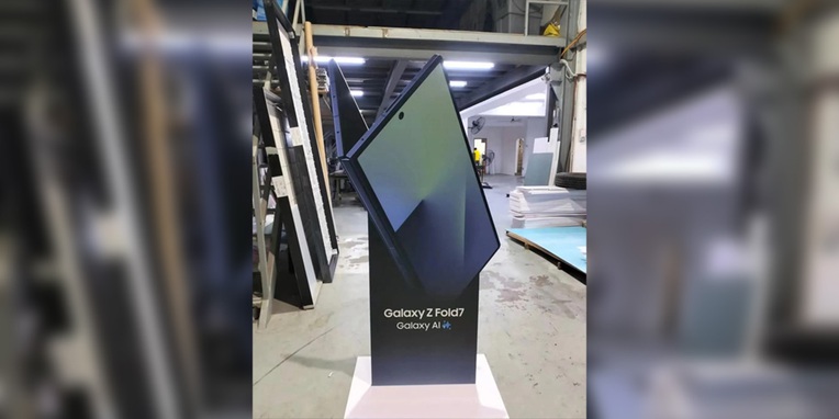 Galaxy Z Fold7 với thiết kế siêu mỏng lộ diện theo cách không thể kỳ lạ hơn: Trong... xưởng in- Ảnh 1.