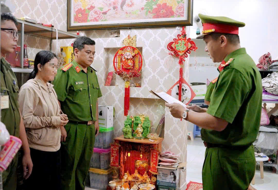 Bắt tạm giam người phụ nữ bán hàng online doanh thu hàng chục tỉ đồng- Ảnh 1.