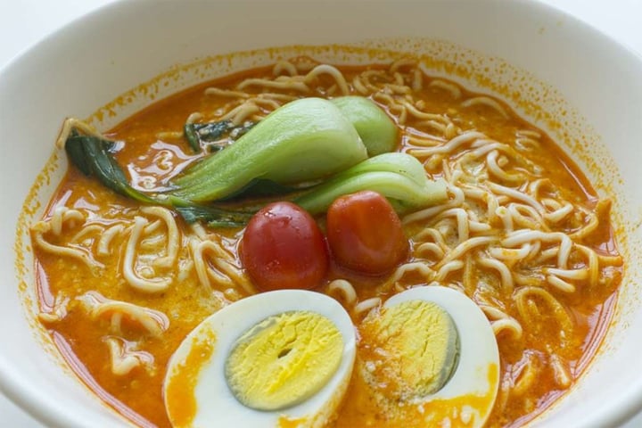 Chuyên gia chỉ 4 cách ăn mì tôm không độc hại- Ảnh 1.