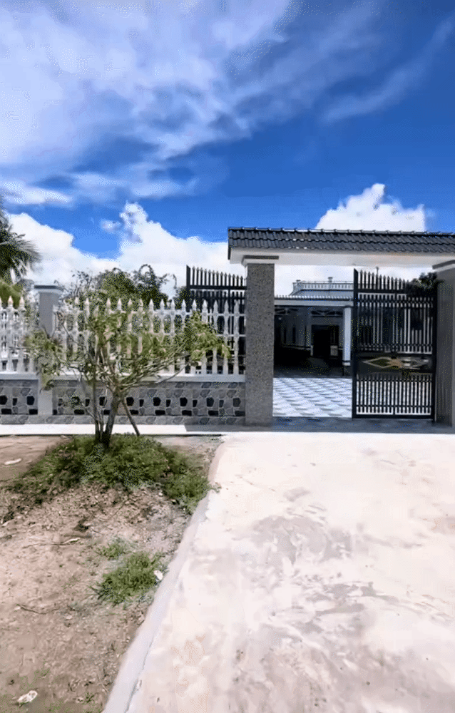 "Đặc sản" nhà miền Tây: Rộng "vô cùng tận", lắt léo như mê cung, gạch hoa sáng bóng cả sân, chỉ quét nhà thôi cũng bở hơi tai- Ảnh 10.
