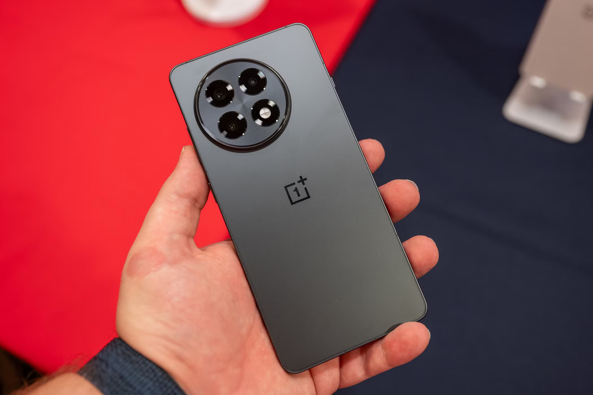 The Verge nói đây là những điện thoại giá rẻ đáng mua nhất, có cả iPhone- Ảnh 3.