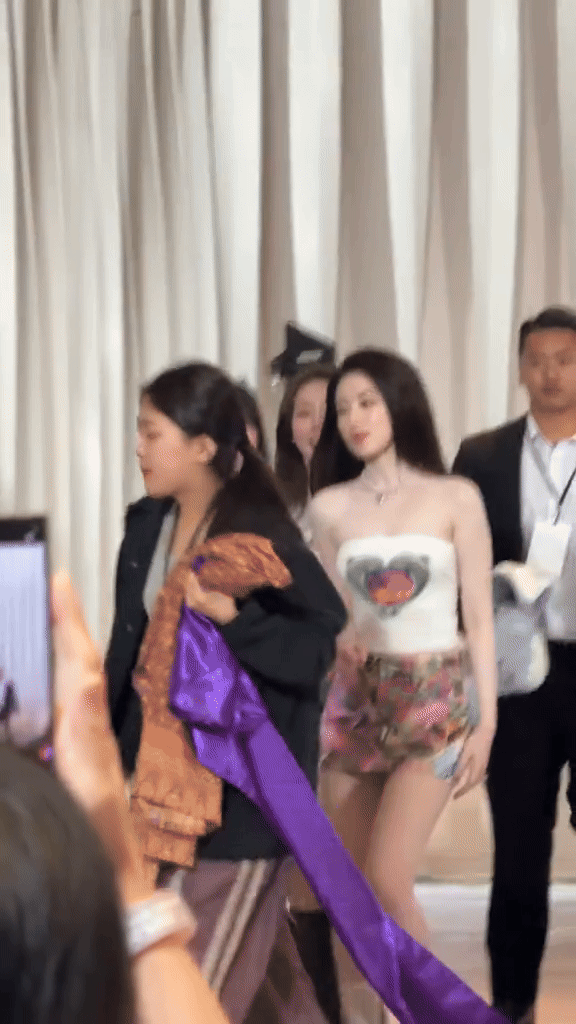 Cam thường bắt trọn cảnh mỹ nữ "trắng phát sáng nghĩa đen", đối thủ của Jisoo cũng phải thua- Ảnh 2.