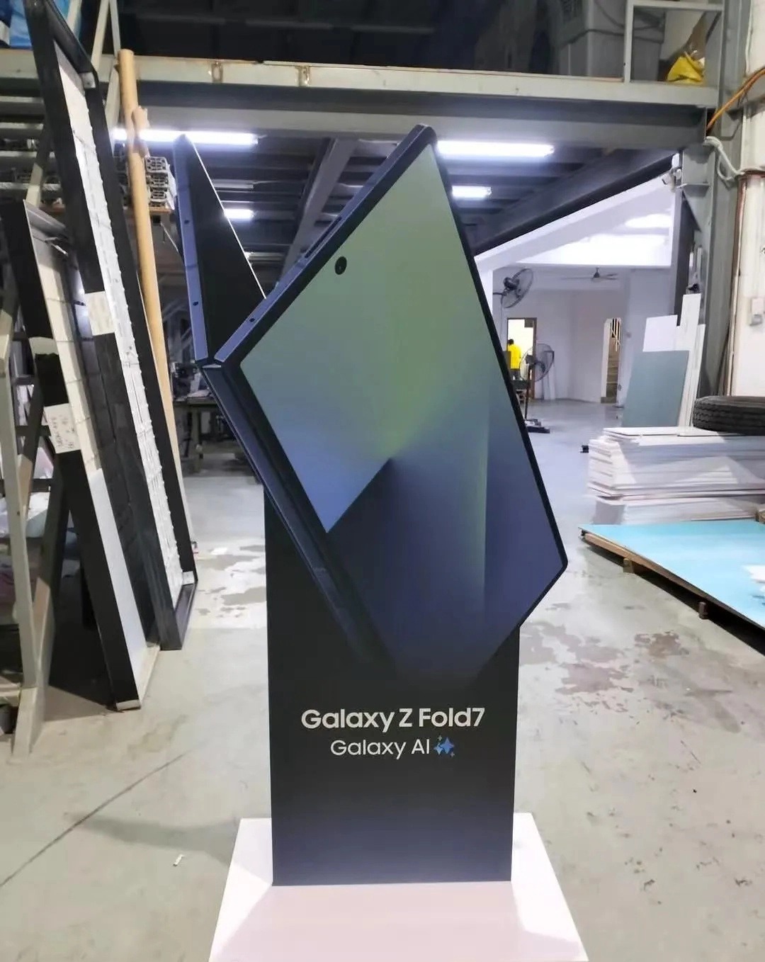Galaxy Z Fold7 với thiết kế siêu mỏng lộ diện theo cách không thể kỳ lạ hơn: Trong... xưởng in- Ảnh 2.
