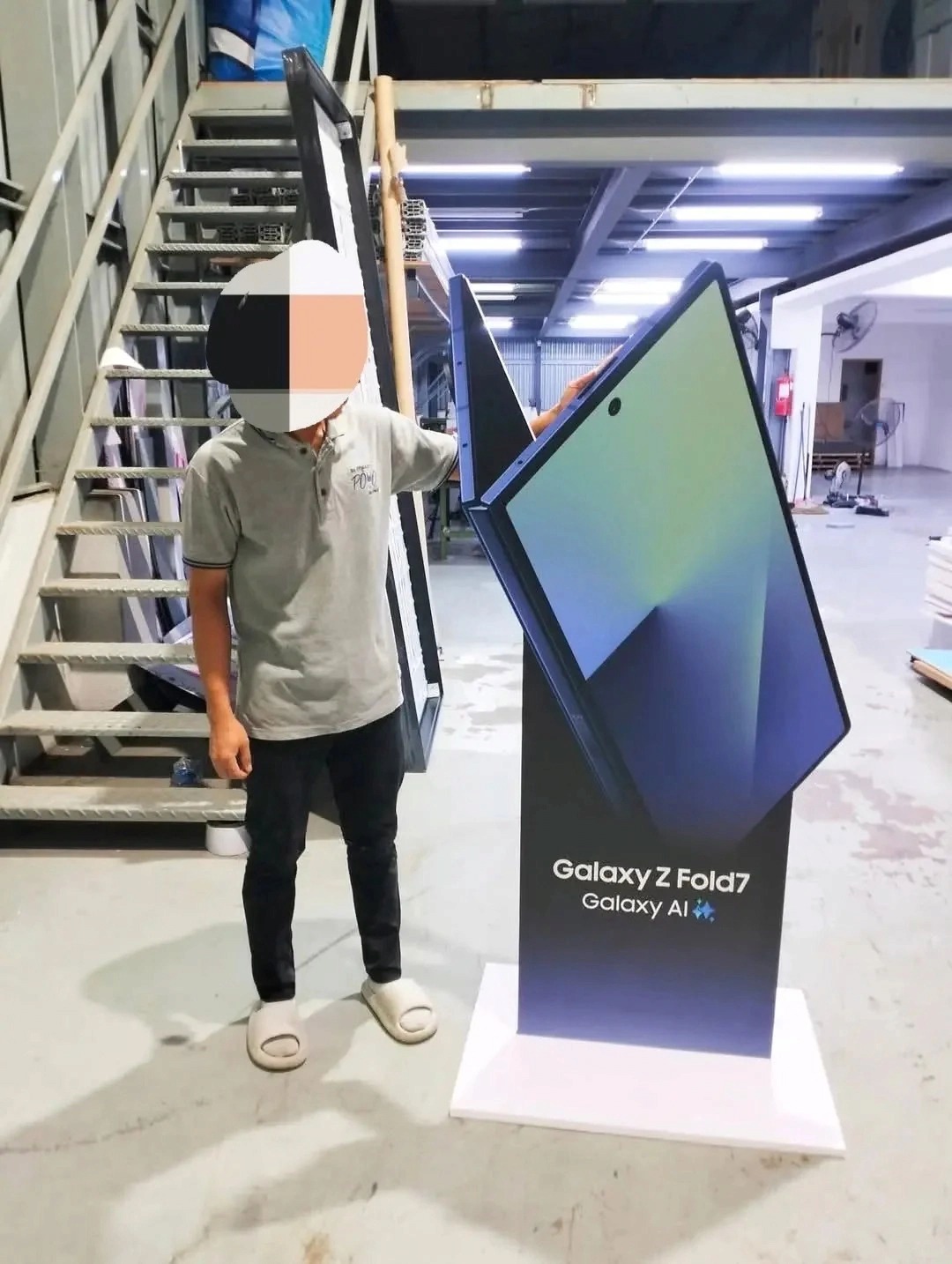 Galaxy Z Fold7 với thiết kế siêu mỏng lộ diện theo cách không thể kỳ lạ hơn: Trong... xưởng in- Ảnh 3.