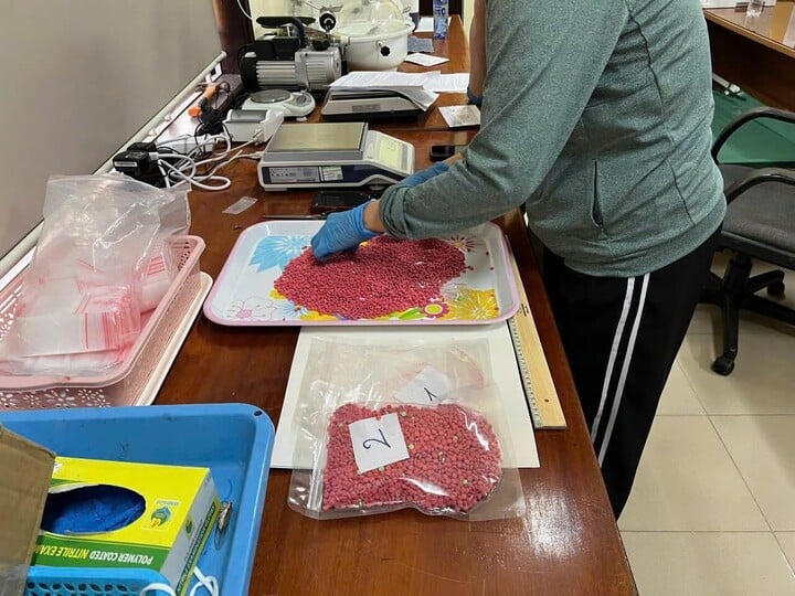 Cảnh sát biển phá chuyên án ma túy ở Quảng Trị, thu trên 15.000 viên hồng phiến- Ảnh 2.