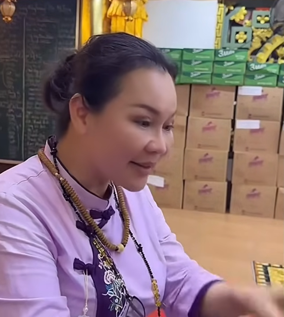 Vợ Quý Bình: 