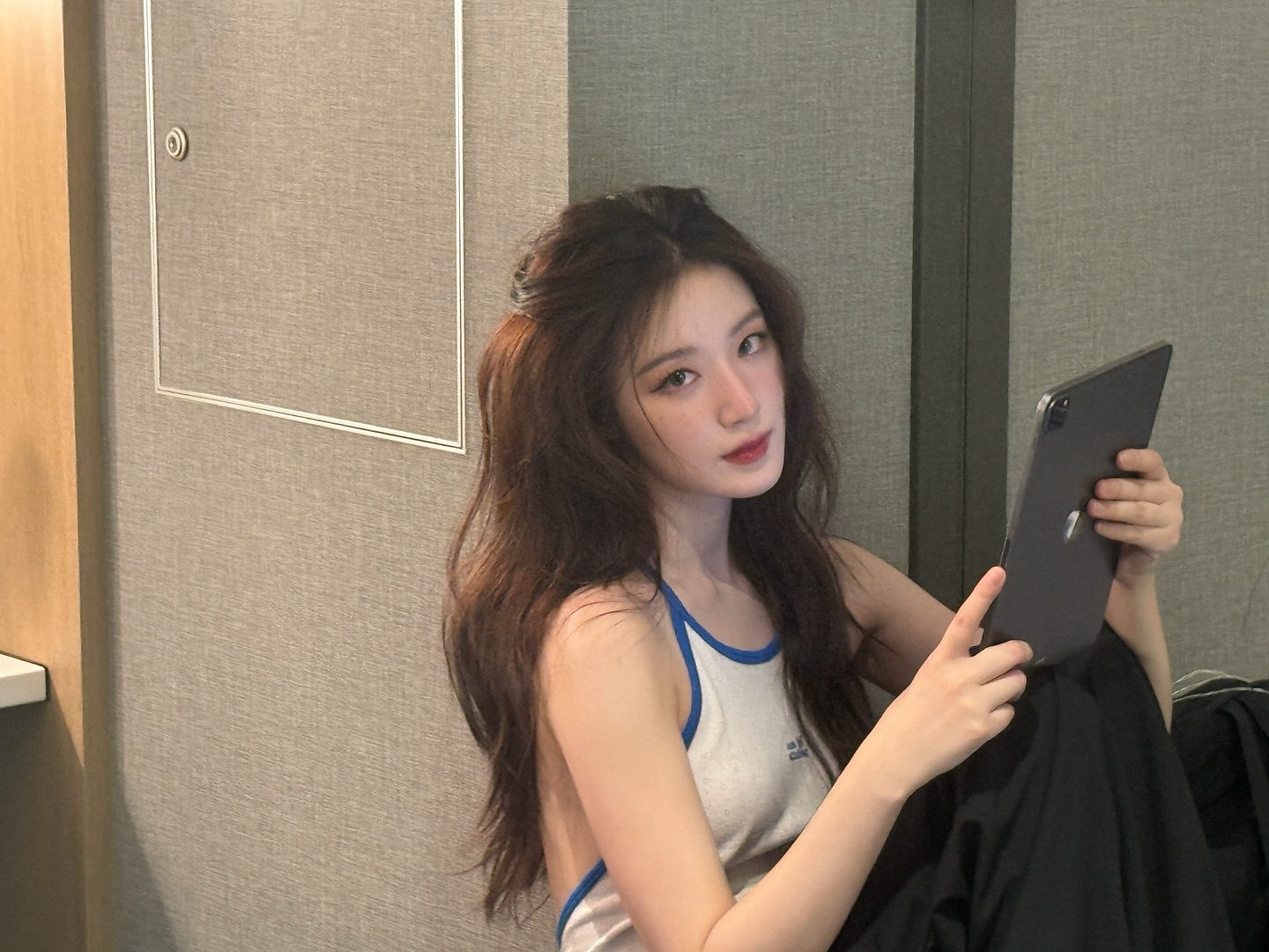 Cam thường bắt trọn cảnh mỹ nữ "trắng phát sáng nghĩa đen", đối thủ của Jisoo cũng phải thua- Ảnh 9.