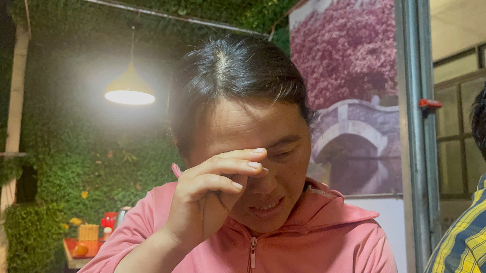 Vụ cuốc xe bị "chém" gần 5 triệu đồng ở Hà Nội: Người phụ nữ bật khóc vì số tiền đi vay chữa bệnh đã hơn 100 triệu, giờ lại thêm khoản này- Ảnh 2.