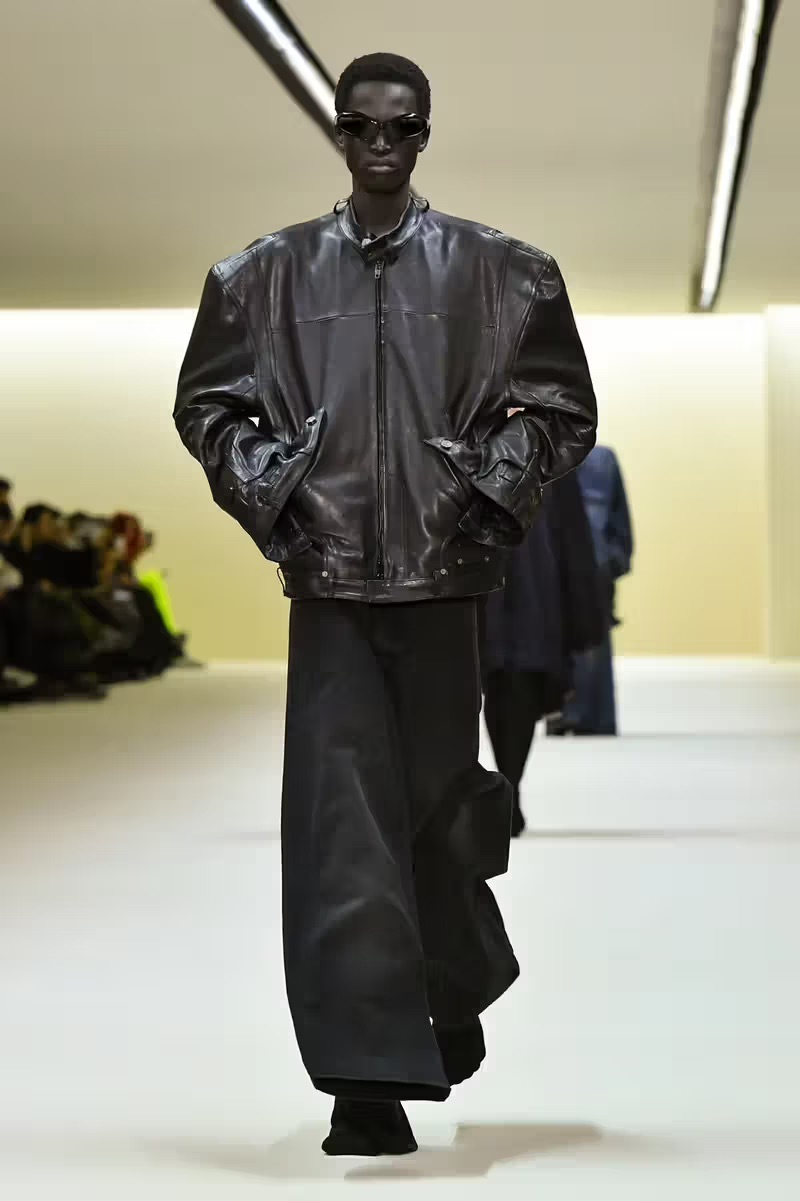 Vừa về với Gucci, cựu GĐST Balenciaga đã 