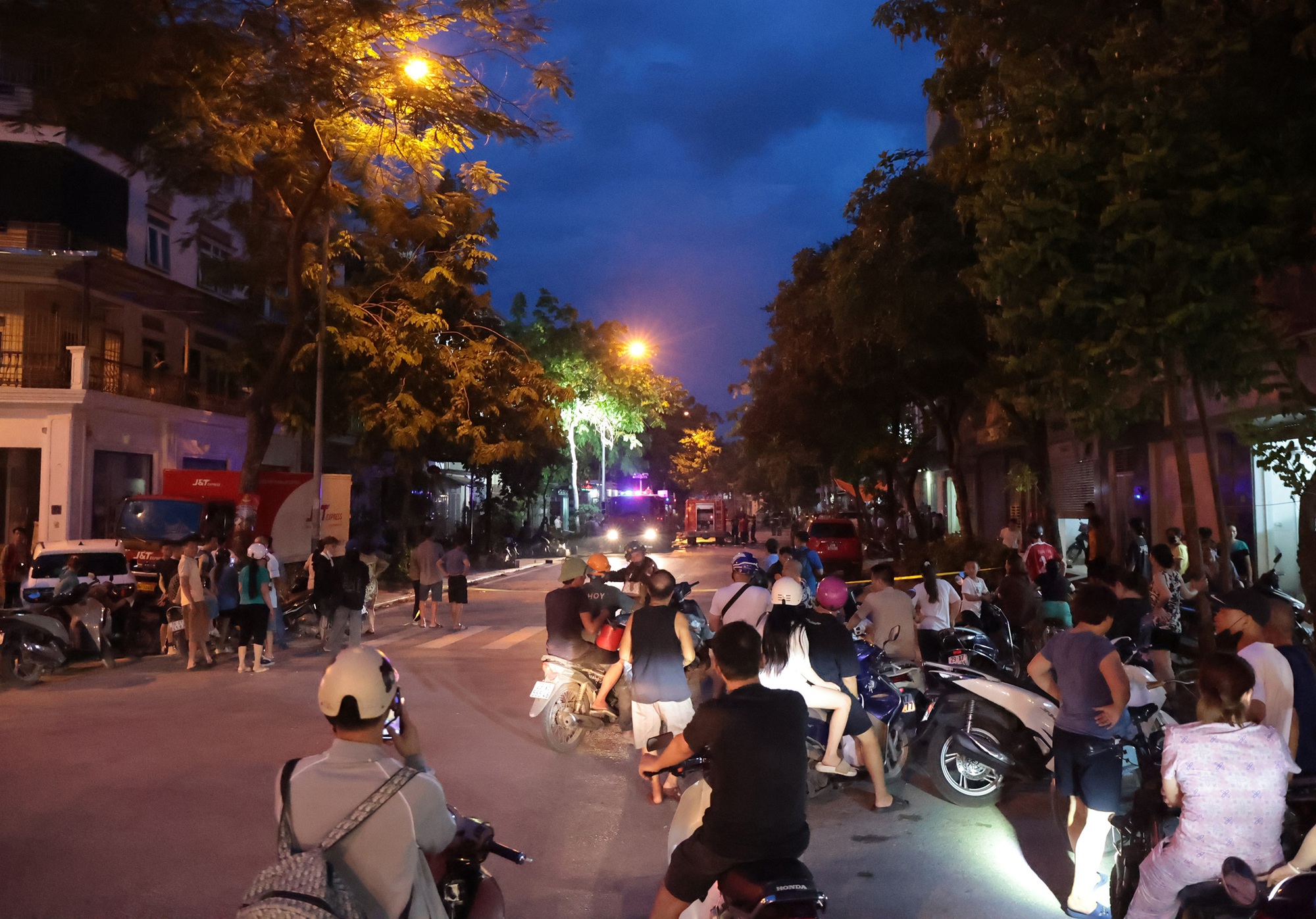 Người dân bần thần kể lại vụ nổ lớn gây cháy khiến 2 người tử vong ở Hà Nội: "Lúc đầu tôi tưởng là động đất"- Ảnh 1.