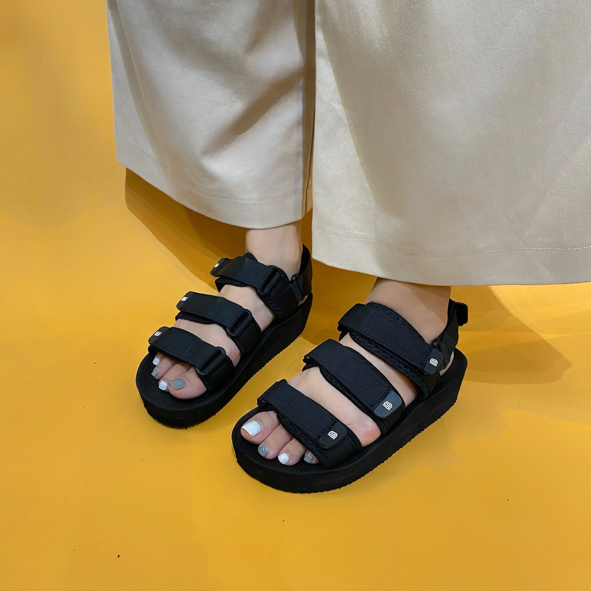 H'Hen Niê mang bầu vẫn diện giày 15cm lên show nhưng đời thường lại chỉ đi đúng 1 kiểu giày này- Ảnh 8.