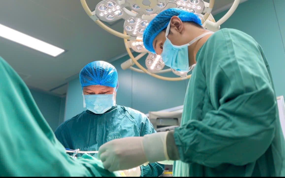 "Bệnh nhân vô danh" lúc 5 giờ sáng: Giành giật sự sống cho nam thanh niên chấn thương sọ não nguy kịch trong giờ vàng- Ảnh 1.