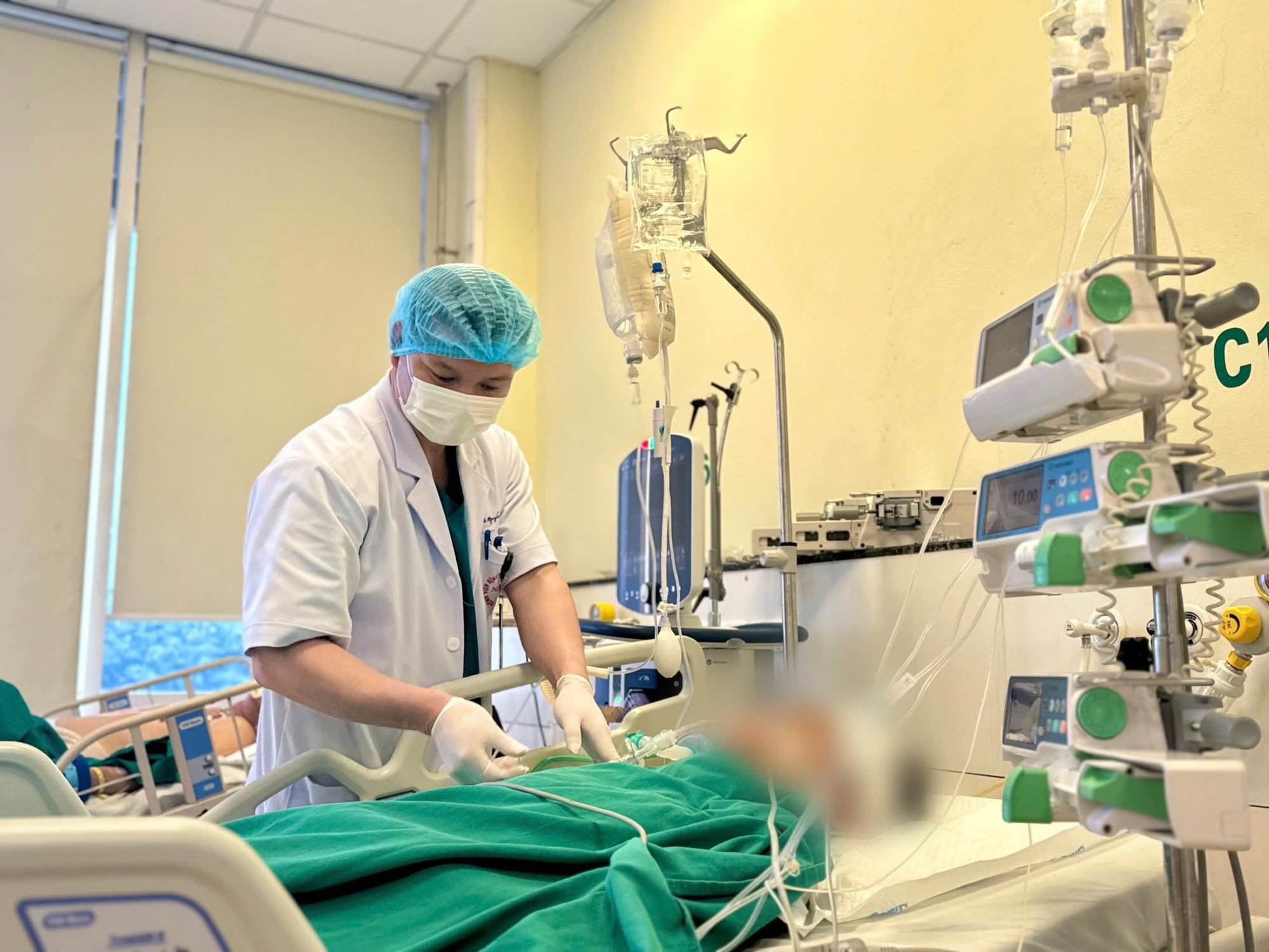 "Bệnh nhân vô danh" lúc 5 giờ sáng: Giành giật sự sống cho nam thanh niên chấn thương sọ não nguy kịch trong giờ vàng- Ảnh 2.
