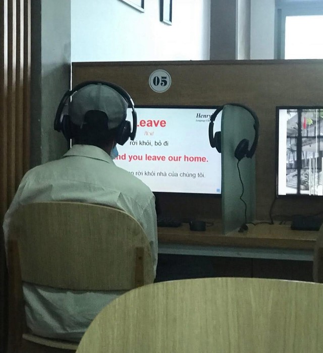 Bóng lưng người đàn ông đứng tuổi trong thư viện khiến nhiều bạn trẻ xấu hổ- Ảnh 1.