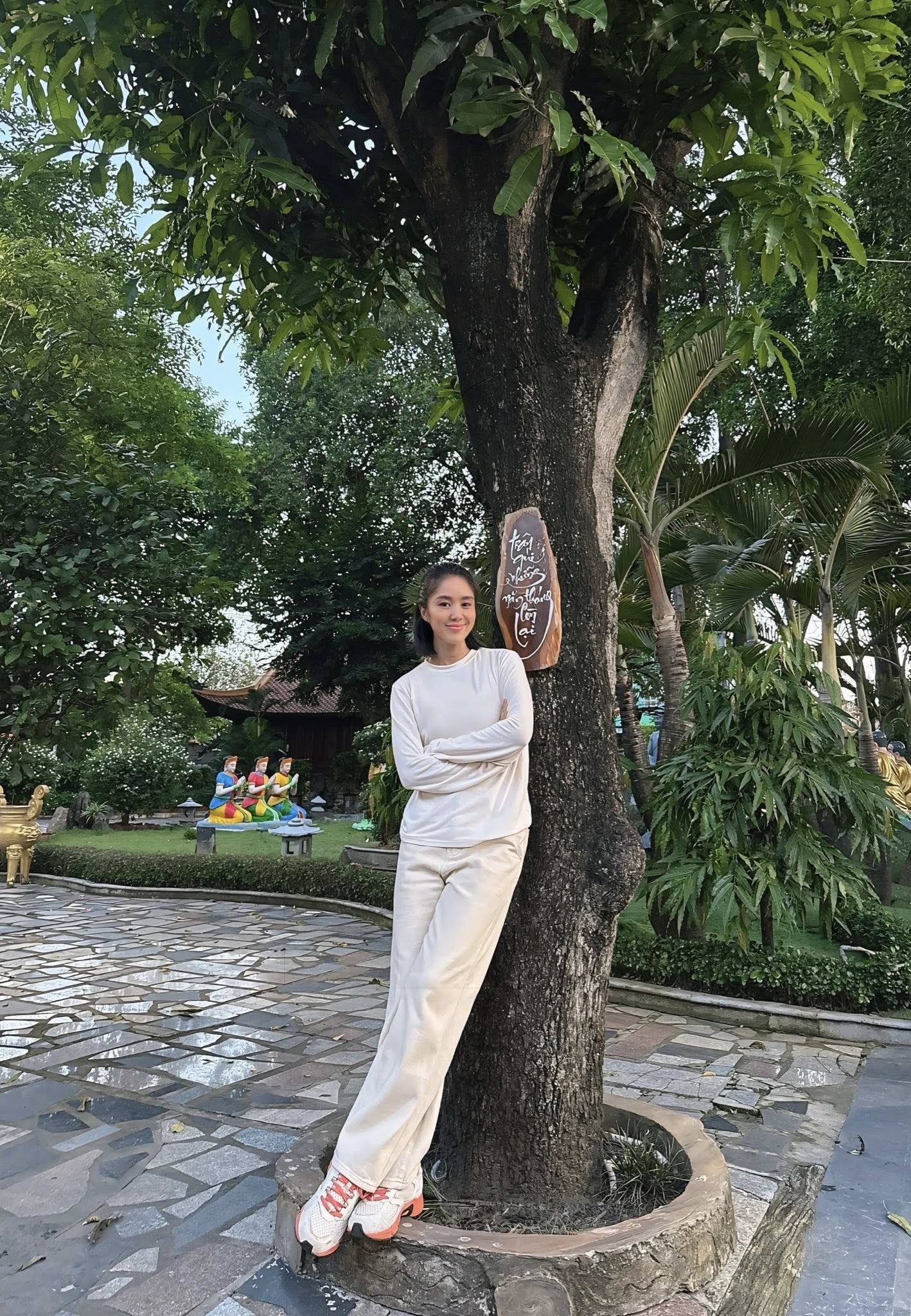 Giữa ồn ào gia đình Quý Bình, Lê Phương chia sẻ đầy ẩn ý: 