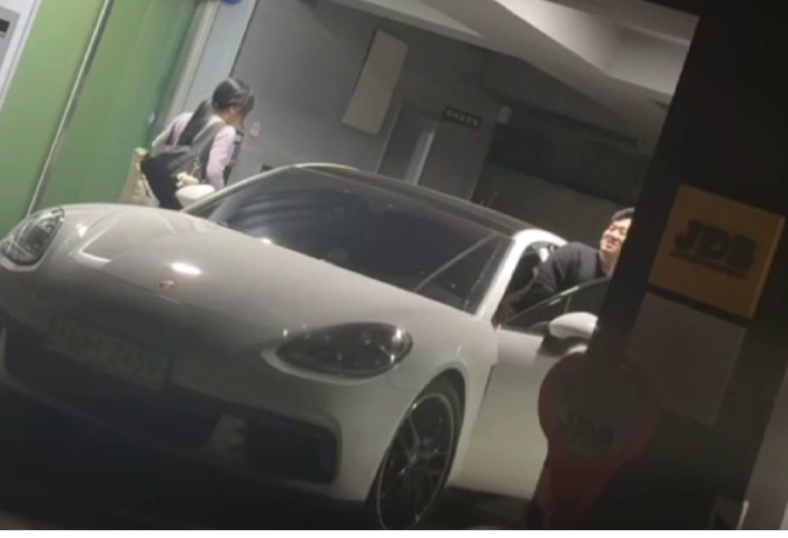 CEO vụng trộm với 