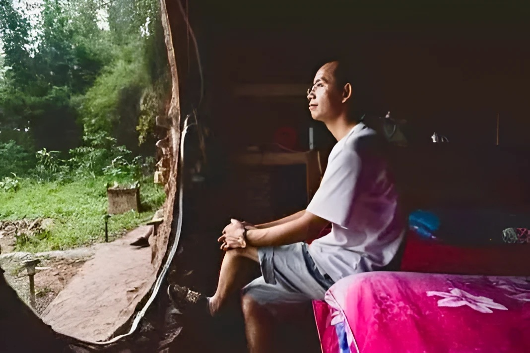 Min Hengcai đã từ bỏ cuộc sống thành thị đầy áp lực và lựa chọn sống trong một hang động giữa vùng quê hẻo lánh. (Ảnh: Weibo)