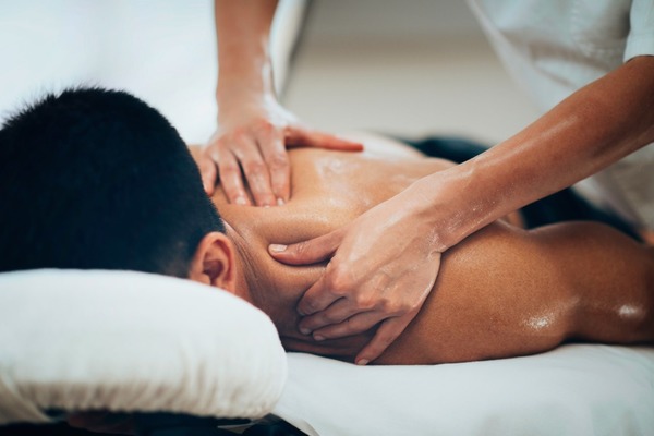 Mát xa cổ vai gáy, người đàn ông liệt luôn 2 chân- Ảnh 2.