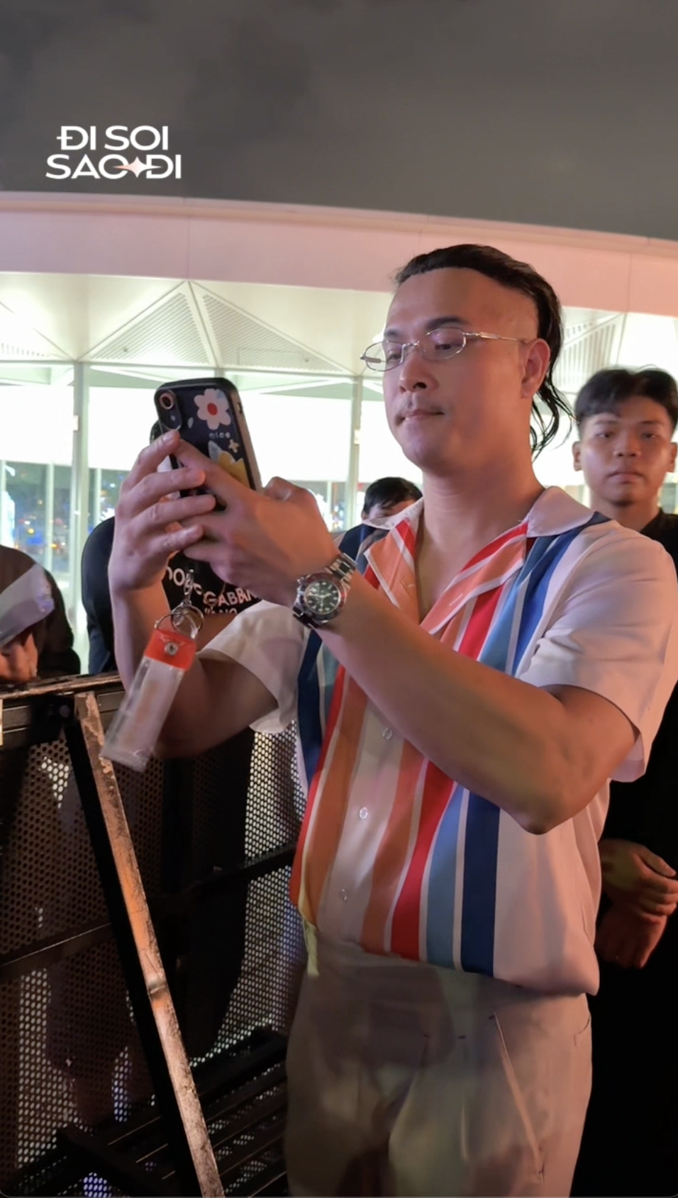 MC Dustin Phúc Nguyễn và Anh tài Duy Nhất lần đầu chạm mặt hậu ồn ào scam vé Chông Gai cả trăm triệu đồng- Ảnh 1. MC Dustin Phúc Nguyễn và Anh tài Duy Nhất lần đầu chạm mặt hậu ồn ào scam vé Chông Gai cả trăm triệu đồng- Ảnh 1.