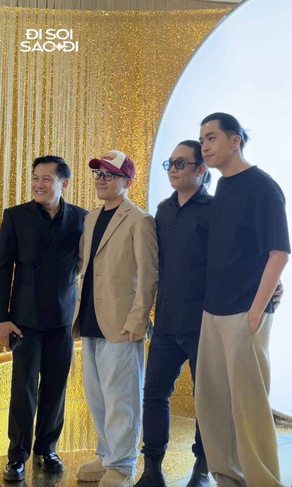 MC Dustin Phúc Nguyễn và Anh tài Duy Nhất lần đầu chạm mặt hậu ồn ào scam vé Chông Gai cả trăm triệu đồng- Ảnh 5. MC Dustin Phúc Nguyễn và Anh tài Duy Nhất lần đầu chạm mặt hậu ồn ào scam vé Chông Gai cả trăm triệu đồng- Ảnh 5.