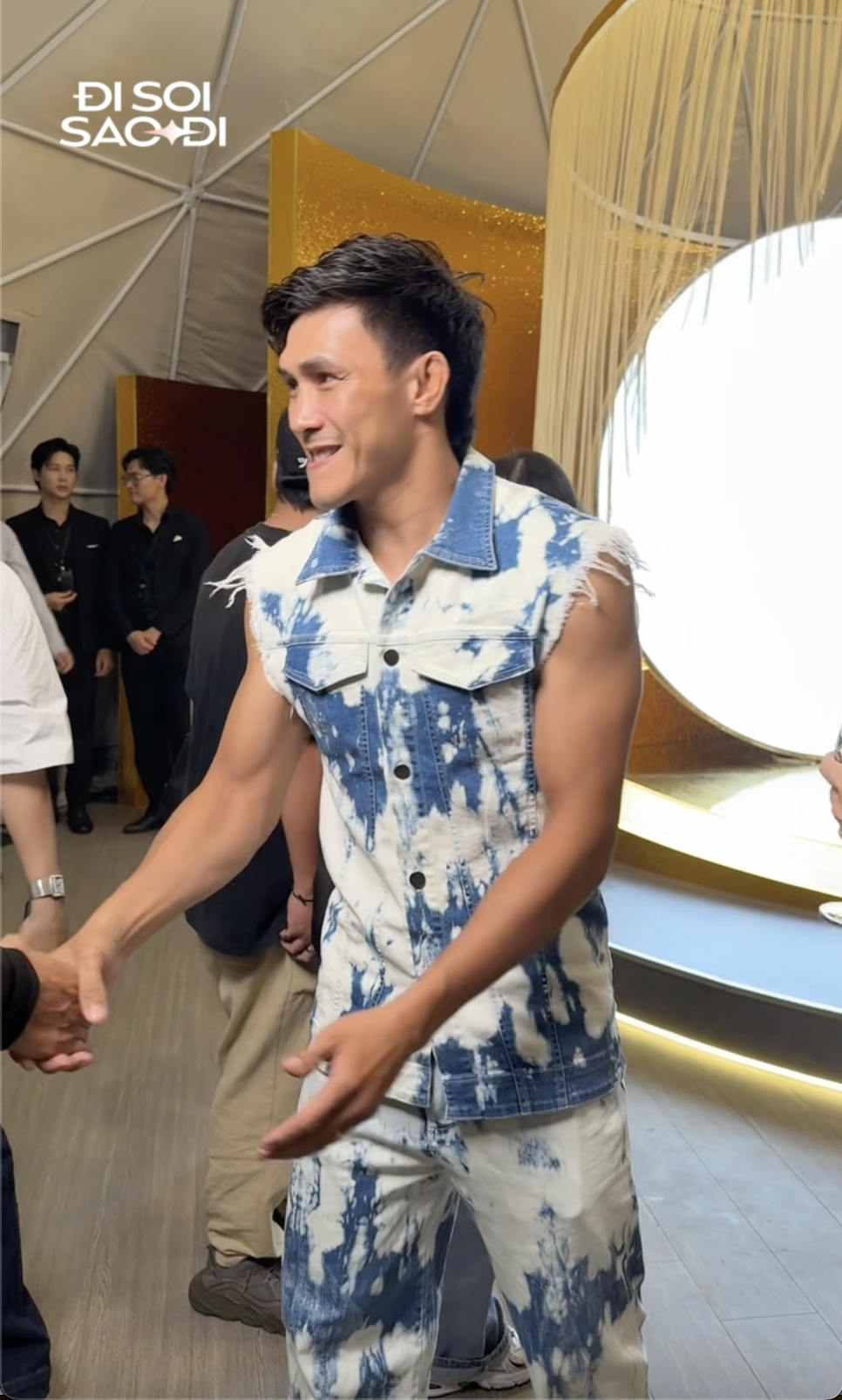 MC Dustin Phúc Nguyễn và Anh tài Duy Nhất lần đầu chạm mặt hậu ồn ào scam vé Chông Gai cả trăm triệu đồng- Ảnh 3. MC Dustin Phúc Nguyễn và Anh tài Duy Nhất lần đầu chạm mặt hậu ồn ào scam vé Chông Gai cả trăm triệu đồng- Ảnh 3.