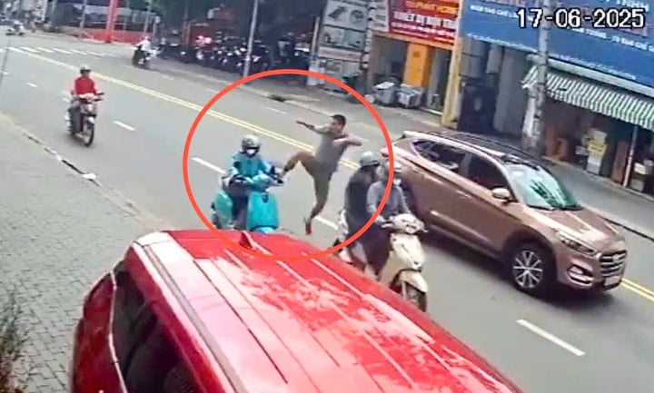 Nữ tài xế xe ôm bị người đàn ông đi ô tô đạp ngã giữa đường ở Bình Dương- Ảnh 1.
