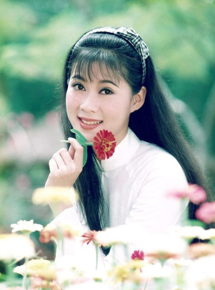 Nữ hoàng ảnh lịch có cát-sê hơn 10 cây vàng, từng bị nhầm là vợ Lý Hùng- Ảnh 1.