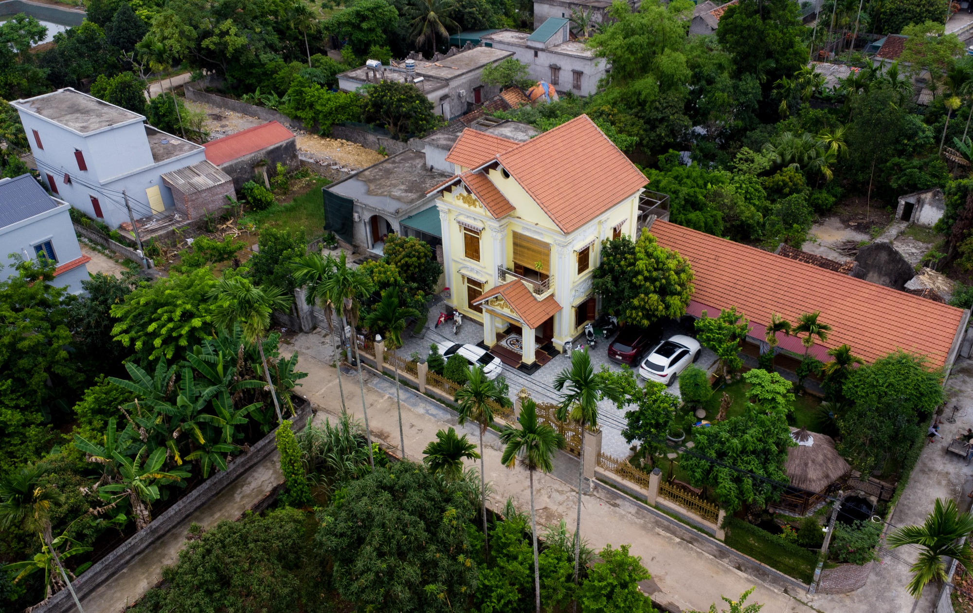 Hàng xóm tiết lộ bất ngờ bên trong nơi ở của TikToker "Gia đình Hải Sen" vừa bị bắt- Ảnh 1.