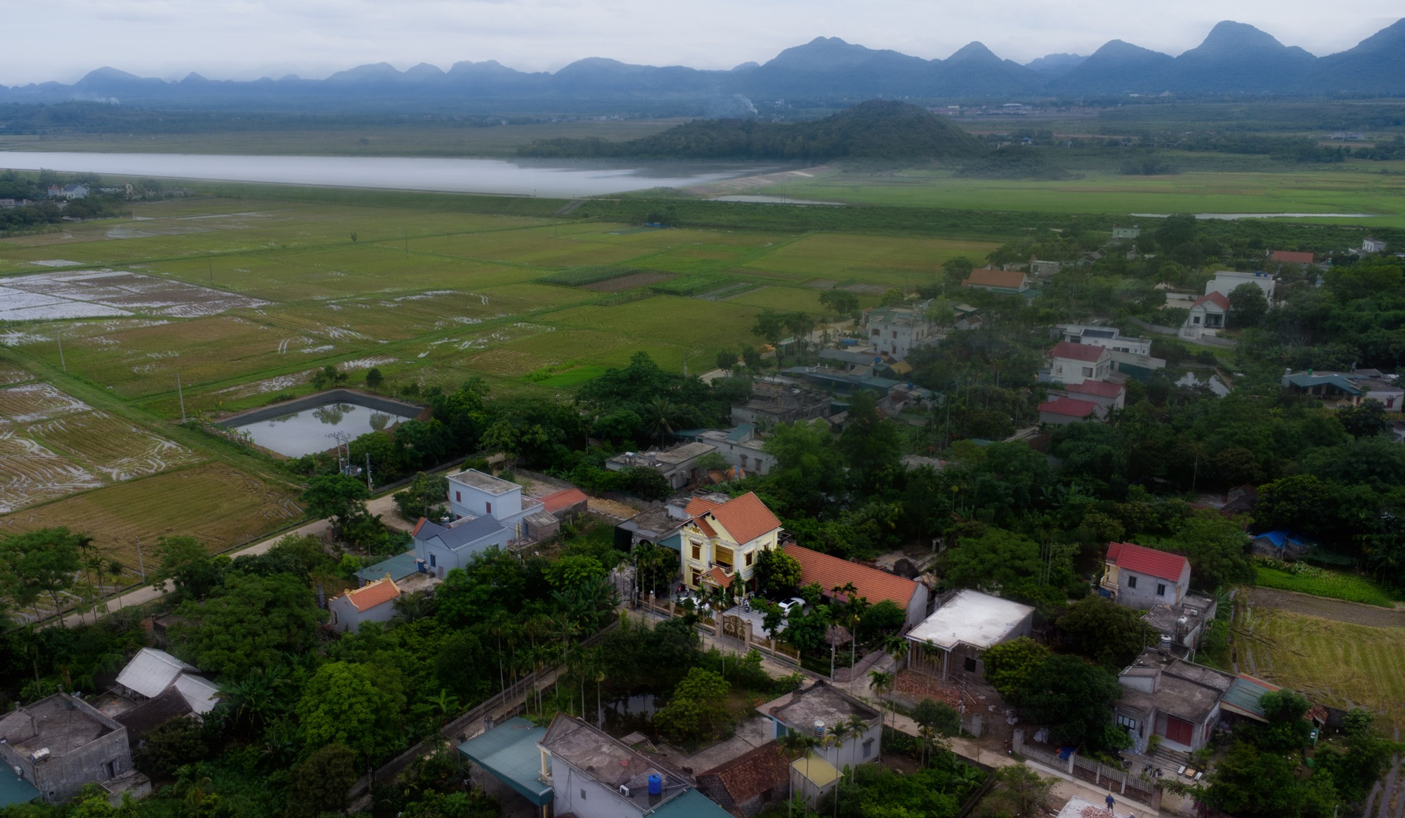 Hàng xóm tiết lộ bất ngờ bên trong nơi ở của TikToker "Gia đình Hải Sen" vừa bị bắt- Ảnh 3.