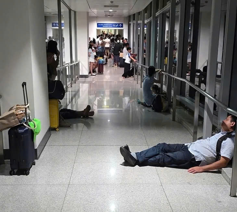 Cục Hàng không yêu cầu làm rõ vụ hành khách “mắc kẹt” ở hành lang sân bay Tân Sơn Nhất- Ảnh 1.
