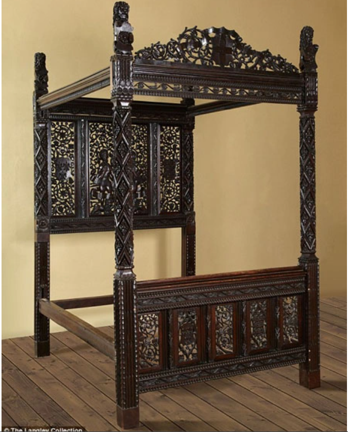 Chiếc giường gỗ bị bỏ lại trong bãi đậu xe được bán hơn 600 tỷ đồng- Ảnh 1.