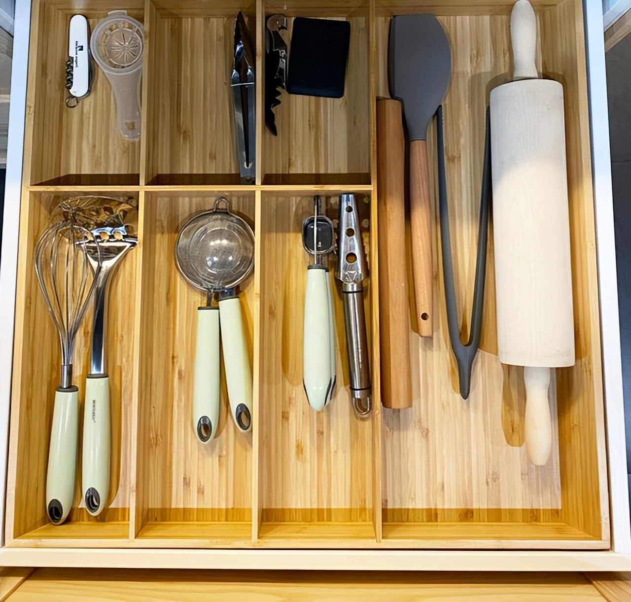 Mẹ ba con gây sốt vì biến căn hộ 99m² thành "thế giới lưu trữ": Không TV, không dư đồ, cả ba thế hệ sống vẫn gọn gàng- Ảnh 13.