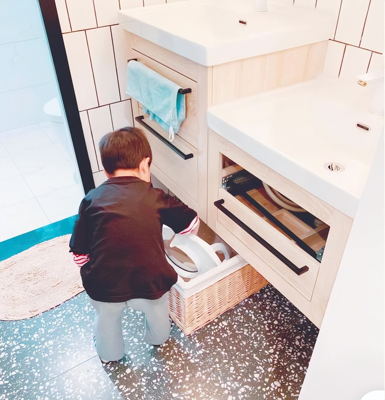 Mẹ ba con gây sốt vì biến căn hộ 99m² thành "thế giới lưu trữ": Không TV, không dư đồ, cả ba thế hệ sống vẫn gọn gàng- Ảnh 27.
