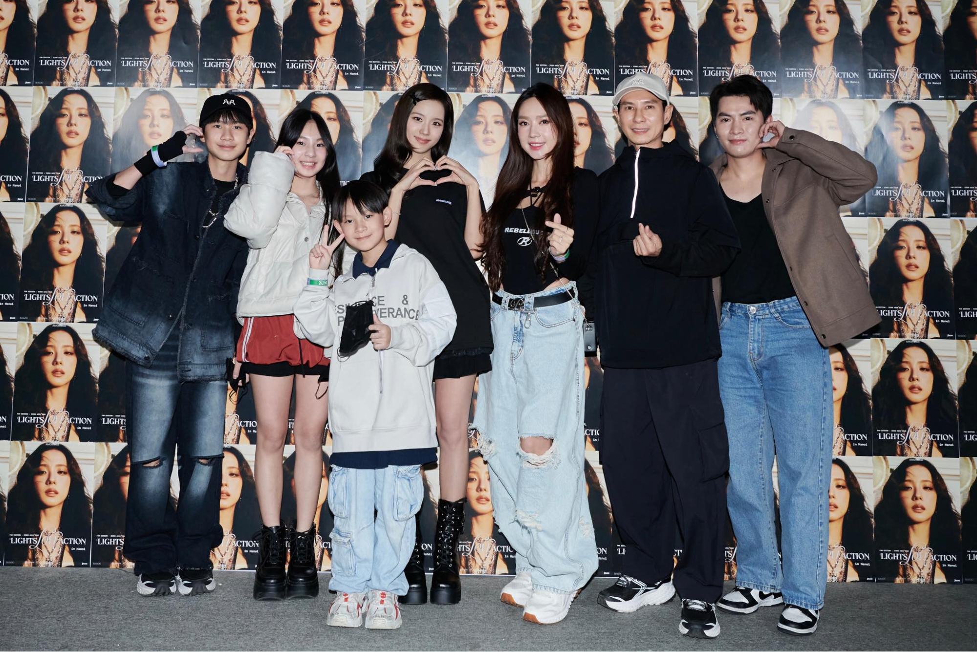 Vợ chồng nam nghệ sĩ Việt đứng cạnh Jisoo (BLACKPINK) khiến netizen phát sốt vì quá trẻ đẹp, soi sang sự nghiệp 600 bài hát còn sốc hơn- Ảnh 1.