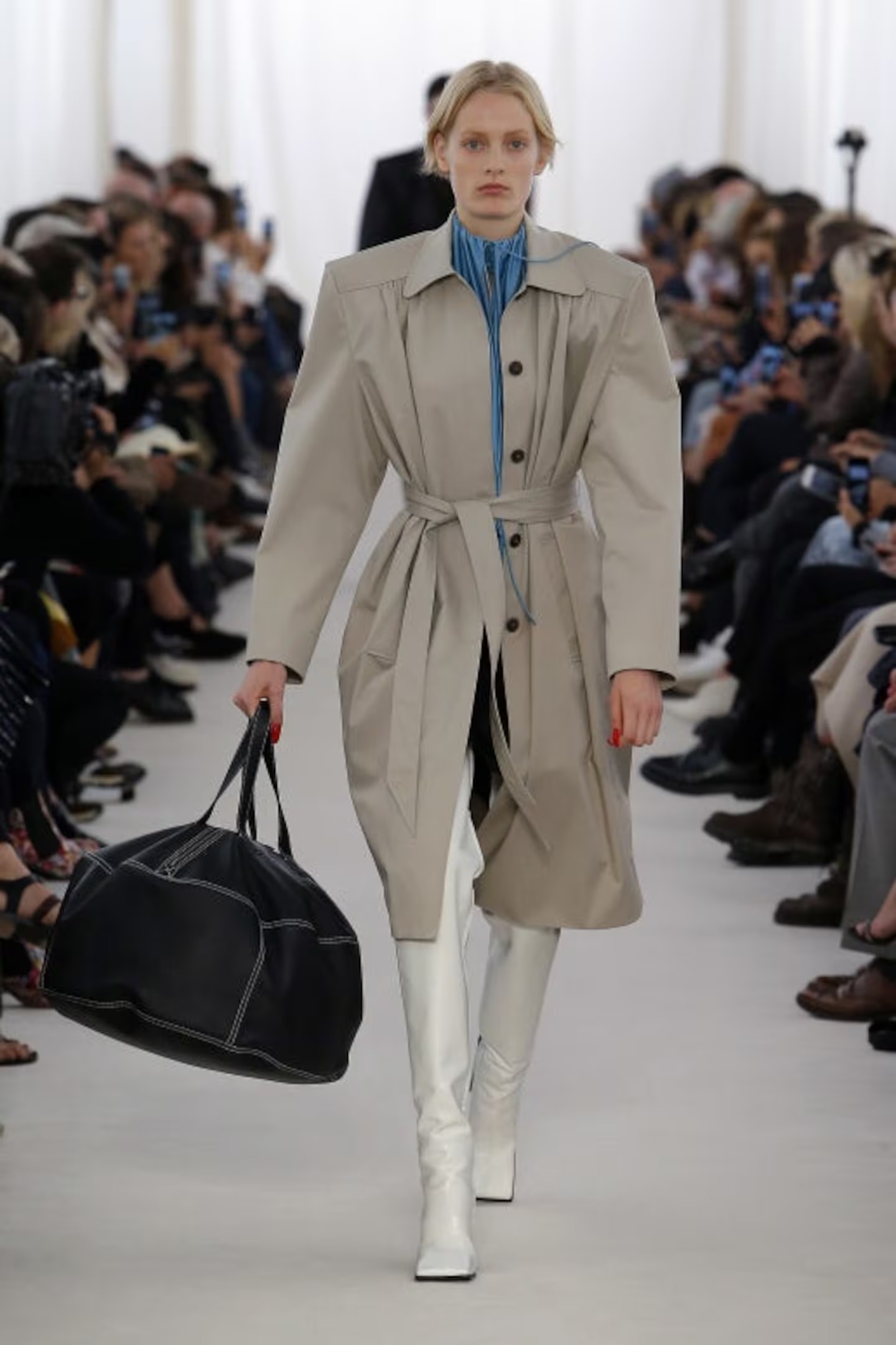 Vừa về với Gucci, cựu GĐST Balenciaga đã 
