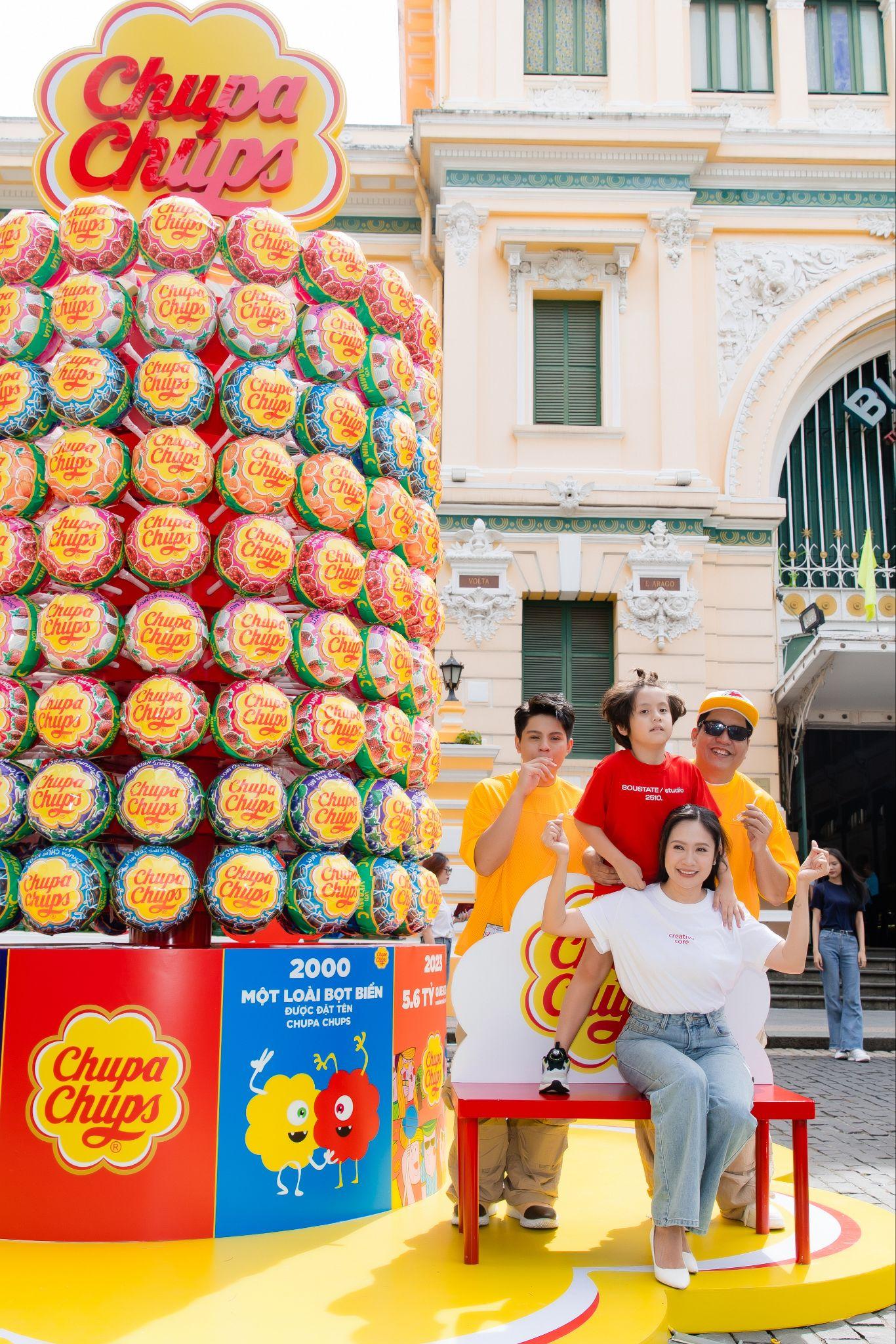 Tháp kẹo khổng lồ Chupa Chups đi khắp muôn nơi, câu chuyện Mãi Vui tiếp nối nhiều thế hệ gia đình Việt- Ảnh 1.