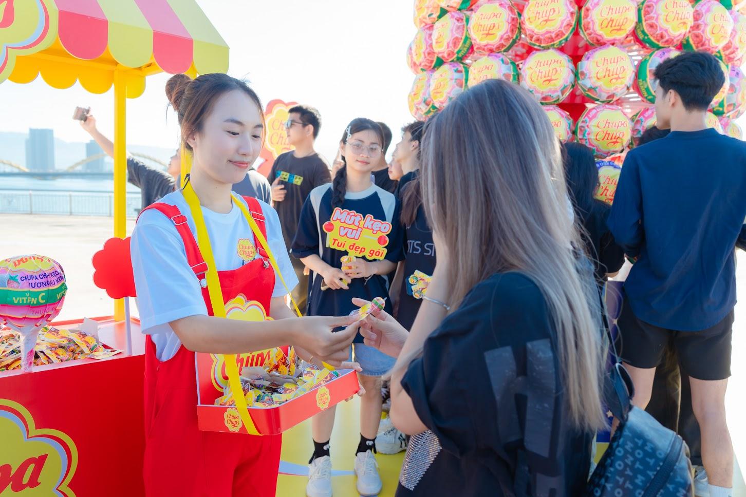 Tháp kẹo khổng lồ Chupa Chups đi khắp muôn nơi, câu chuyện Mãi Vui tiếp nối nhiều thế hệ gia đình Việt- Ảnh 4.