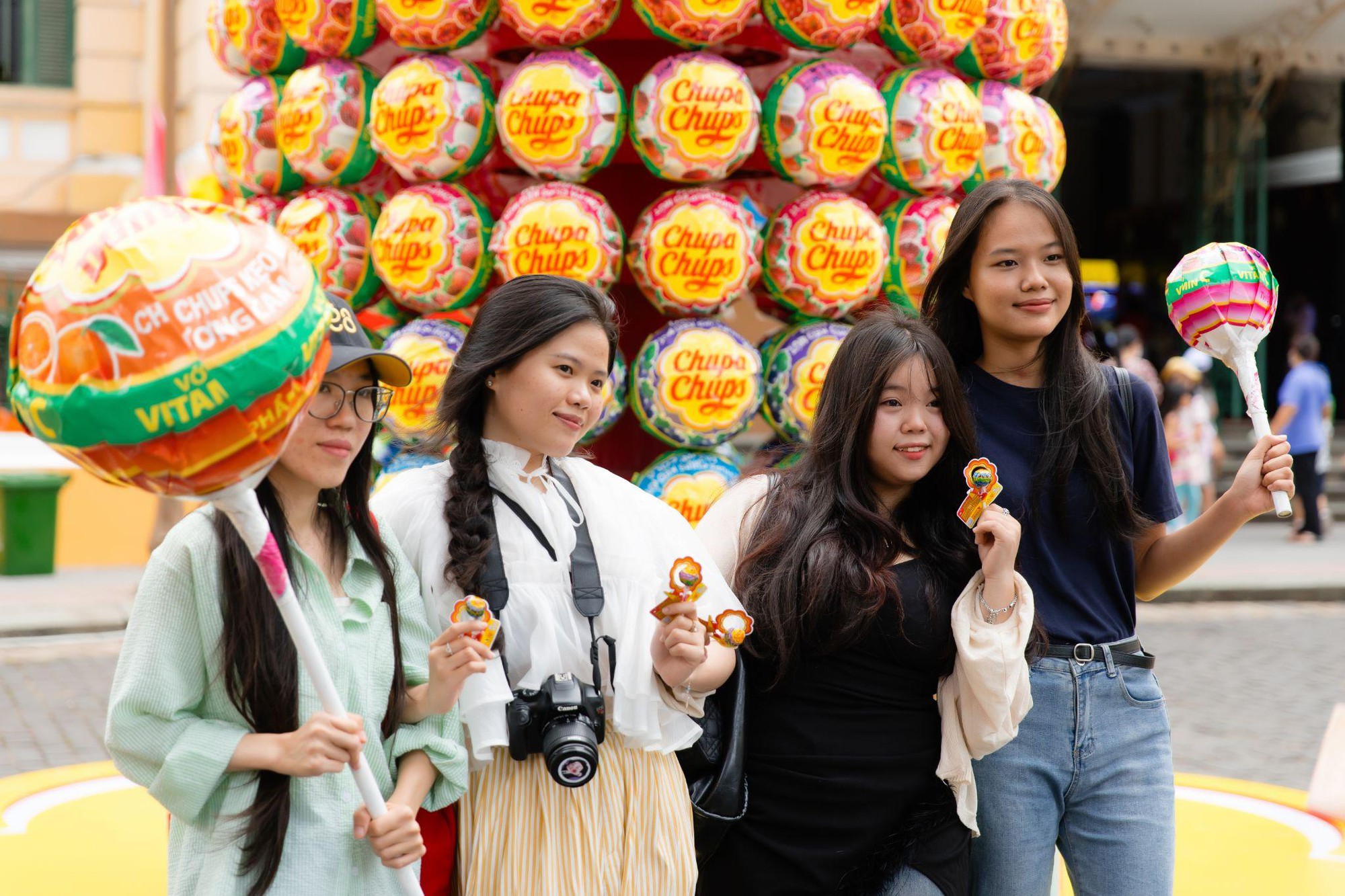 Tháp kẹo khổng lồ Chupa Chups đi khắp muôn nơi, câu chuyện Mãi Vui tiếp nối nhiều thế hệ gia đình Việt- Ảnh 5.